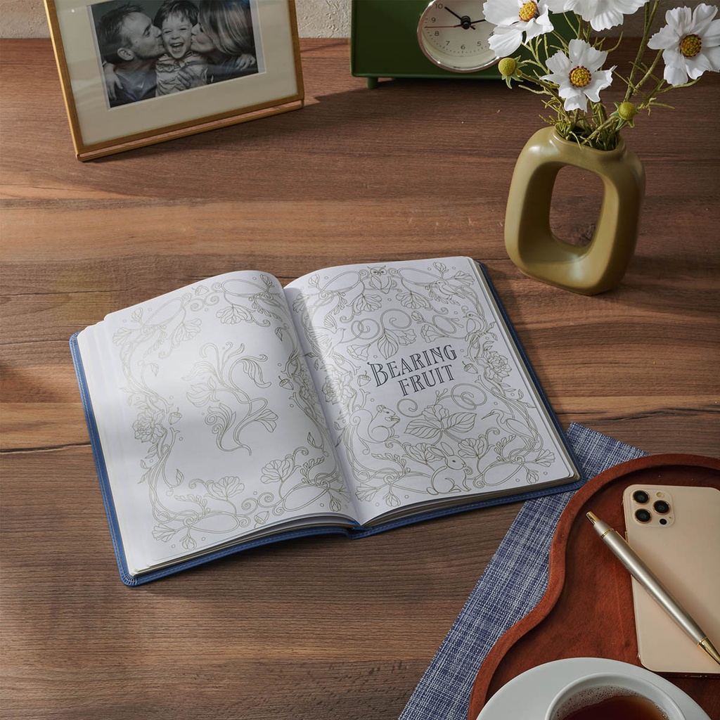 Growing Faith: 90 Devotional Stories For Families Blue