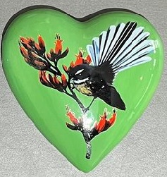 [X313GREENLO] Ceramic Heart Plaque Native Bird Green