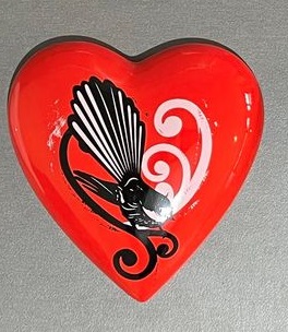 [X314REDLO] Ceramic Heart Plaque Native Bird Red Koru